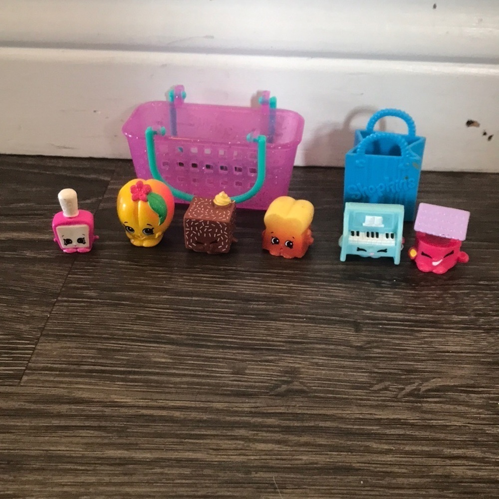 Lot of 6 Shopkins with bag and basket